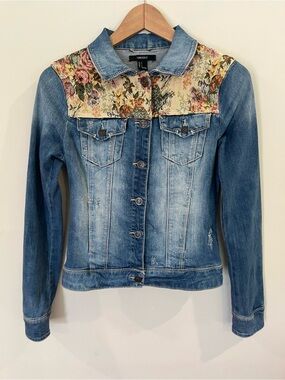 Boho Denim Jacket w/ Floral Tapestry Yoke Vintage-Inspired